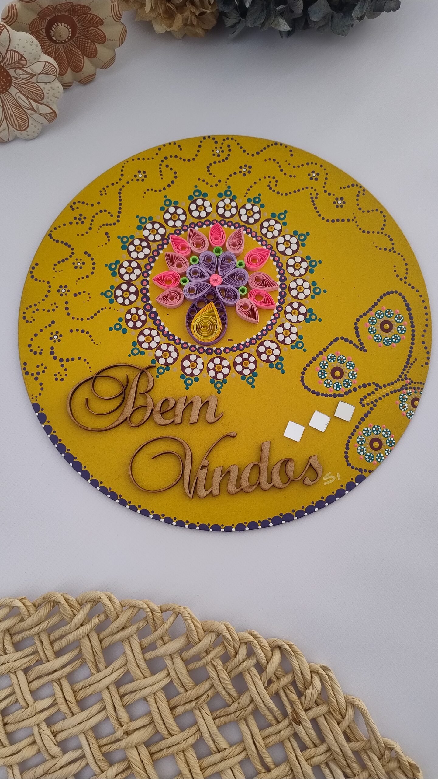 Mandala Amarela Decorativa “Bem Vindo” — MDF, Quilling, Espelhos e Pontilhismo (25cm) - Imagem 7