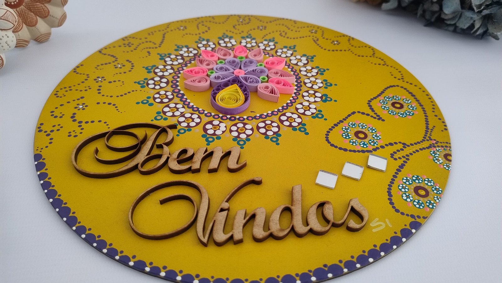 Mandala Amarela Decorativa “Bem Vindo” — MDF, Quilling, Espelhos e Pontilhismo (25cm) - Imagem 5