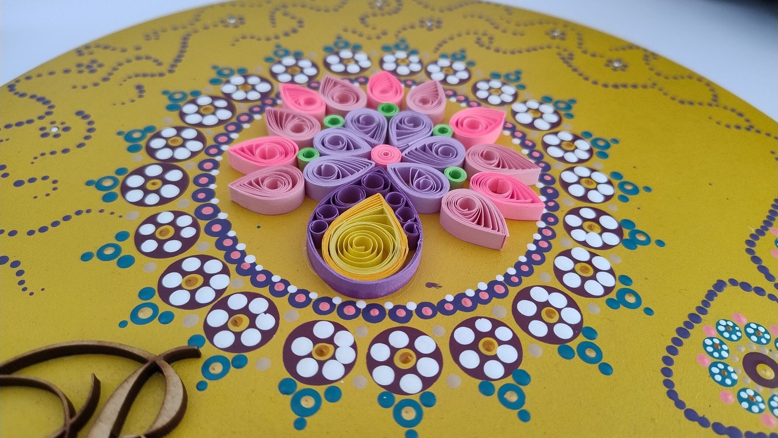 Mandala Amarela Decorativa “Bem Vindo” — MDF, Quilling, Espelhos e Pontilhismo (25cm) - Imagem 3