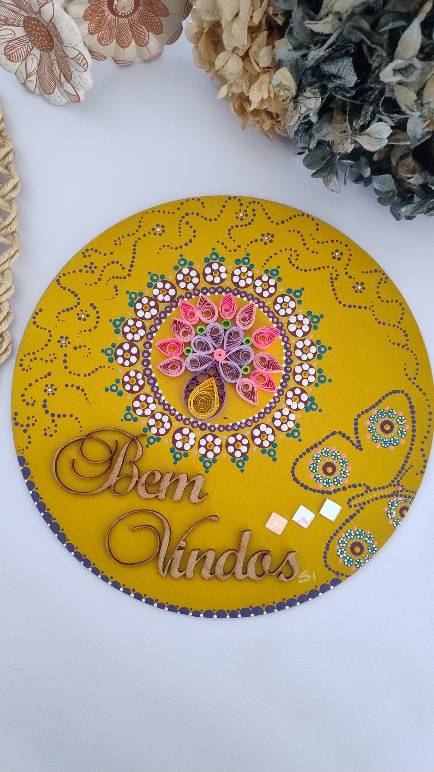 Mandala Amarela Decorativa “Bem Vindo” — MDF, Quilling, Espelhos e Pontilhismo (25cm)