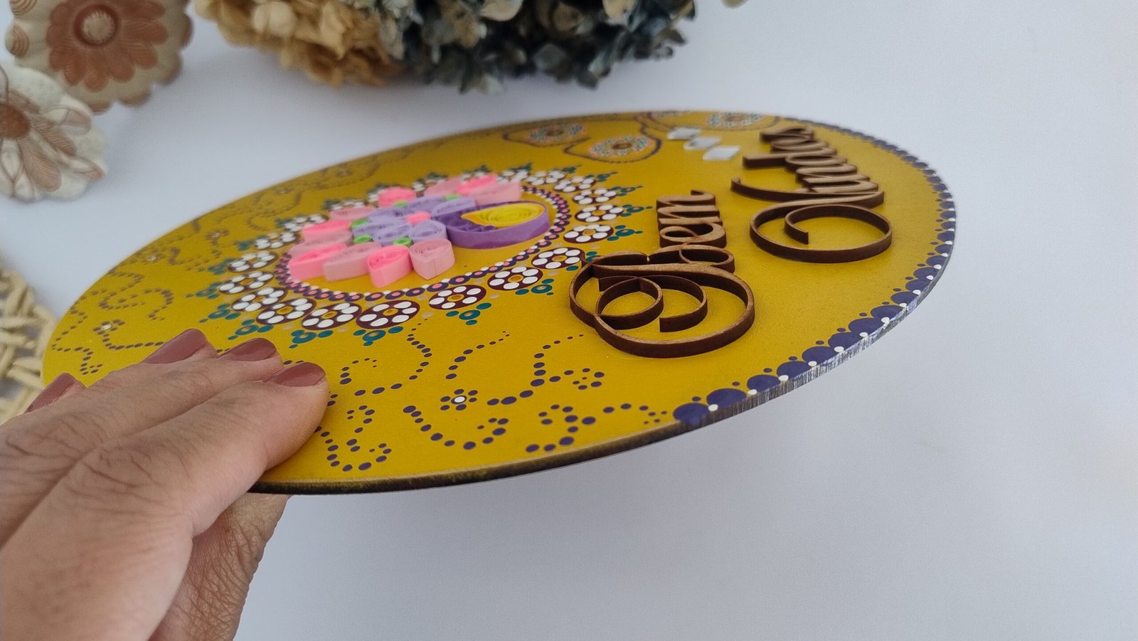Mandala Amarela Decorativa “Bem Vindo” — MDF, Quilling, Espelhos e Pontilhismo (25cm) - Imagem 2