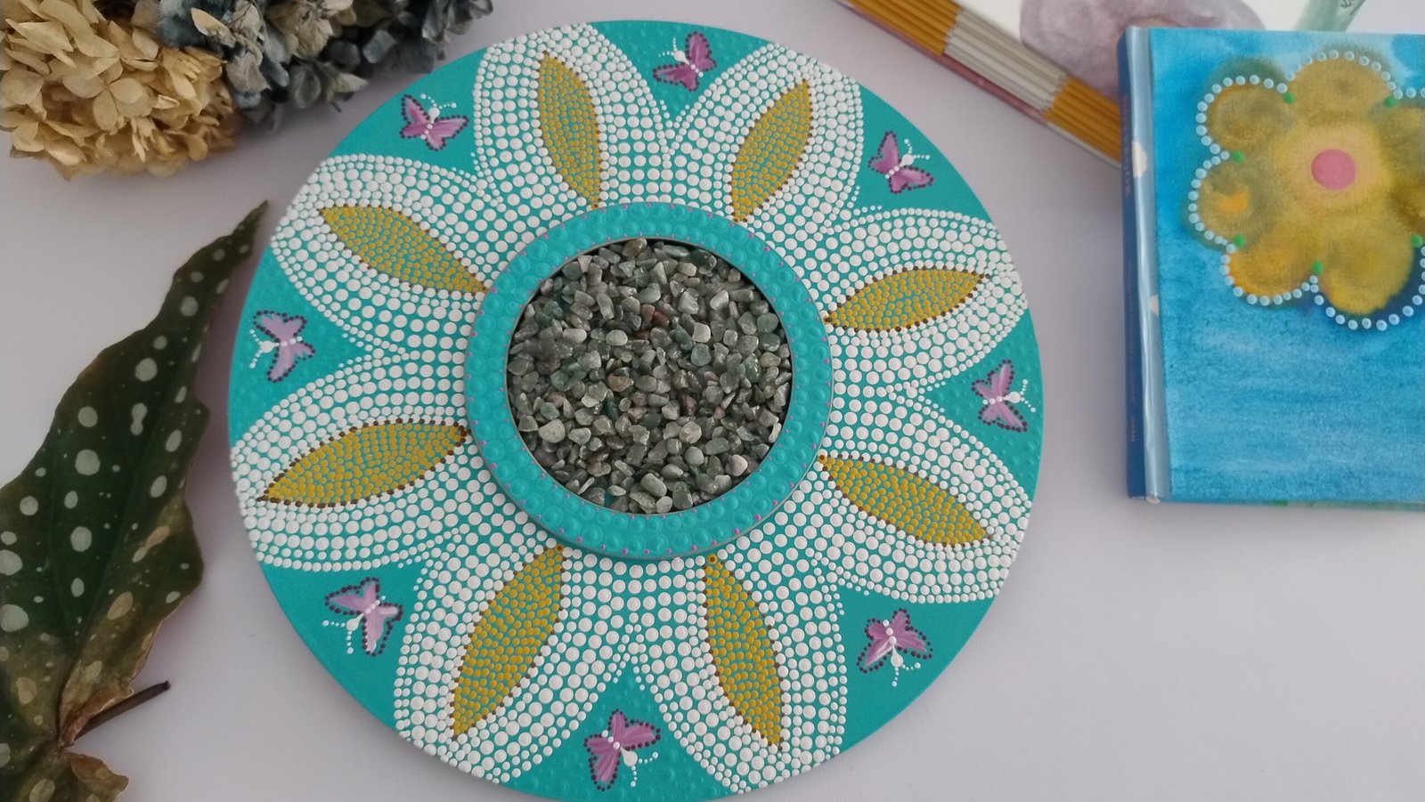 Mandala Florescer • Pontilhismo com Quartzo Verde (28,5 cm) - Imagem 2