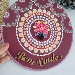 Mandala Decorativa Bordô “Bem Vindo” — MDF, Quilling e Pontilhismo (25cm)