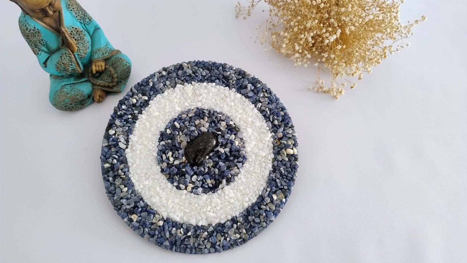 Mandala de Porta “Olho Grego” em Pedra sobre MDF – 23 cm – Proteção e Decoração - Imagem 2