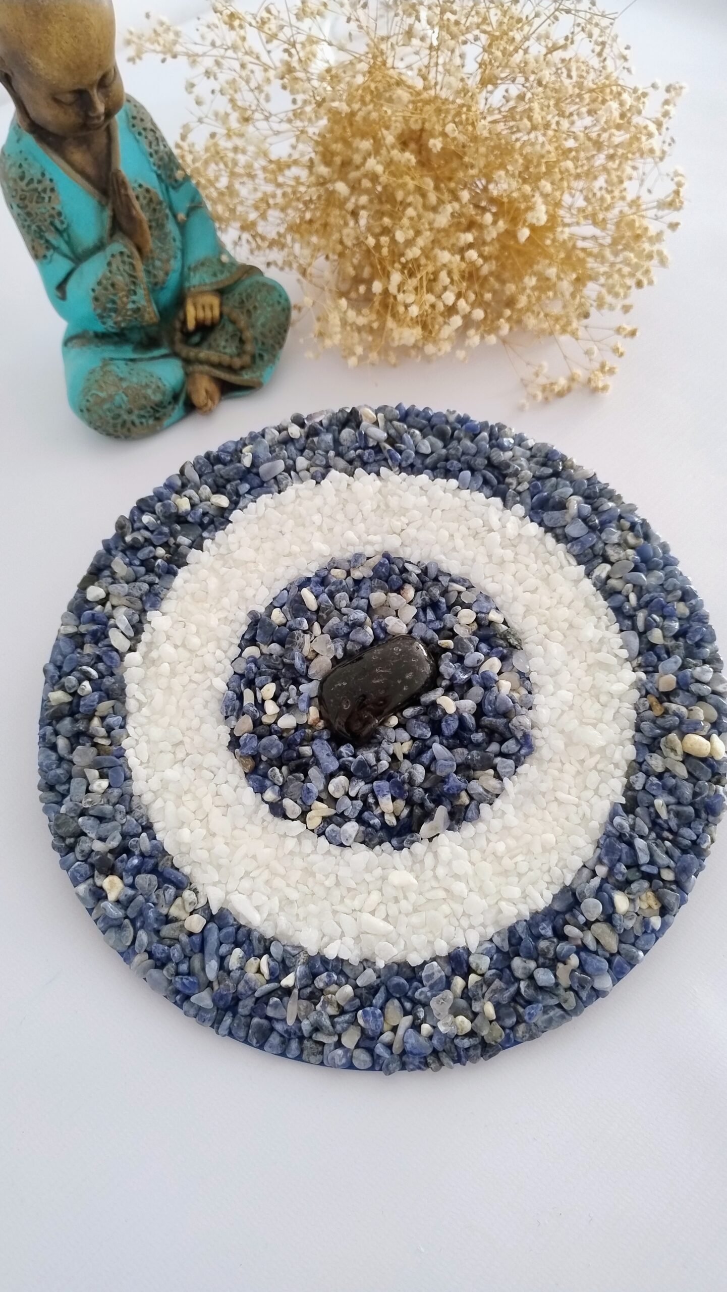 Mandala de Porta “Olho Grego” em Pedra sobre MDF – 23 cm – Proteção e Decoração - Imagem 4