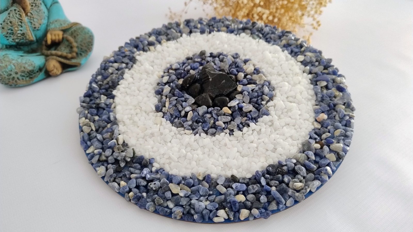 Leia mais sobre o artigo Mandala Olho Grego em Pedras: Proteção, Beleza e Significado para o Seu Lar